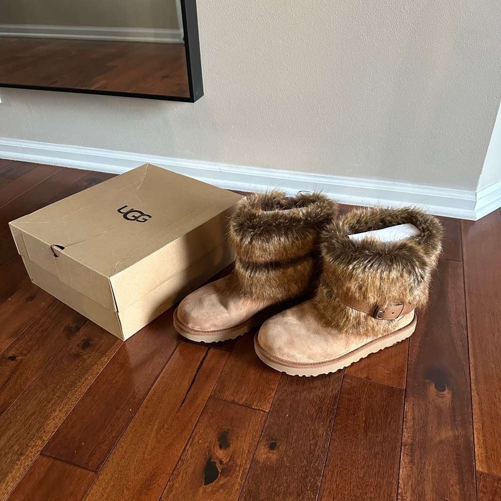 UGG Classic Buckle Mini